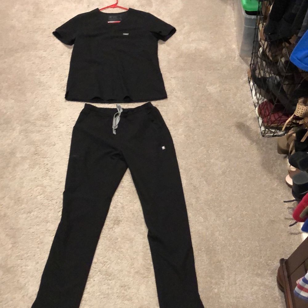 Small top/bottom womens figs scrubs, good condition!
